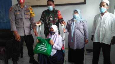 Photo of Terdampak Covid-19, Polres Tapsel Berikan Bansos PPKM Mikro untuk Penderita Disabilitas di Muara Batangtoru