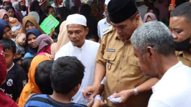 Photo of Bupati Madina Bagikan Gaji Pokok untuk Warga Banjar Kobun