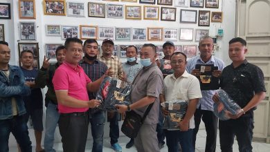 Photo of Sambut Idulfitri, Ketua Pewarta Berikan Celana Jeans pada Pengurus dan Anggota