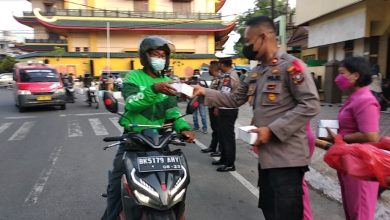 Photo of Polsek Medan Timur Bagikan Takjil Kepada Masyarakat