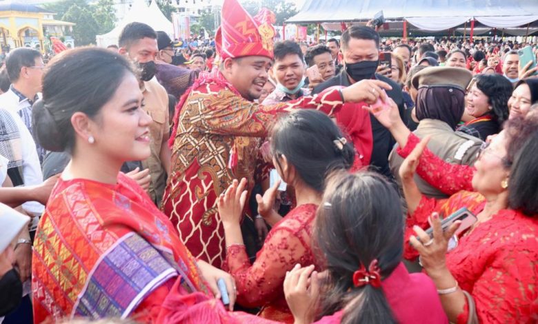 Photo of Bobby Nasution dan Kahiyang Ayu Menari Bersama Masyarakat pada Perayaan Merdang Merdem Kuta Medan