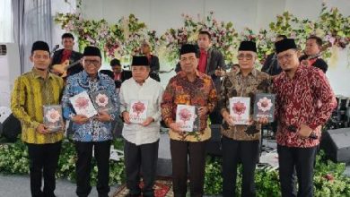 Photo of Gubsu Hadiahkan Tafsir Inspirasi ke Ketua MA RI dan Hakim Agung