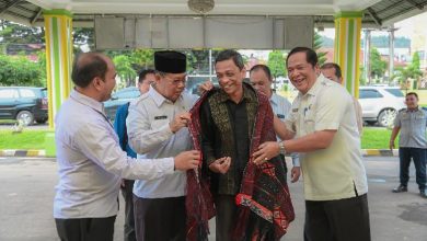 Photo of Rektor UISU Serahkan NA dan Gagas Penelitian Budidaya Bawang Merah di Padangsidimpuan