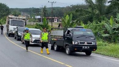 Photo of Urai Macet Panjang Akibat Truk Tabrak Tronton, Kapolres Turun ke Jalinsum