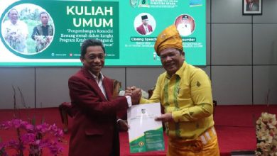 Photo of UISU Berikan Award kepada Wali Kota Padangsidimpuan