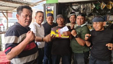 Photo of Ketua Pewarta Berikan Sembako dan Uang Santunan Duka kepada Keluarga Almarhumah Eka Yunita