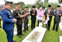 Photo of HUT Ke-78 TNI, Pj Gubernur Sumut Ziarahi Makam Gubernur Marah Halim Harahap dan Raja Inal Siregar