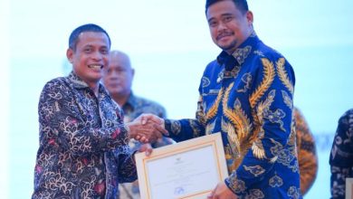 Photo of Tertinggi di Sumut Tertibkan PSU, Bobby Nasution Terima Penghargaan dari KPK