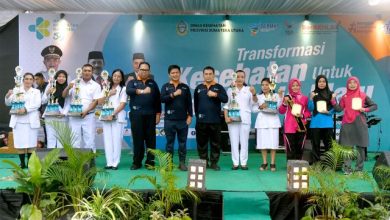 Photo of Puncak HKN ke-59 Tingkat Sumut, Pj Gubernur Serahkan Penghargaan kepada Nakes dan Kader Posyandu Berprestasi