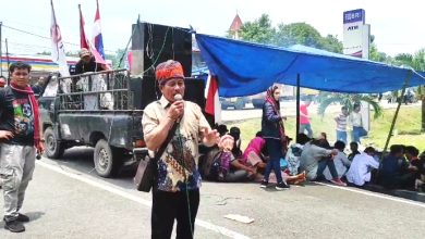 Photo of Aksi di Mapolda Sumut Warga Simalungun Minta Ketua Adat yang Dilaporkan PT Toba Pulp Dibebaskan